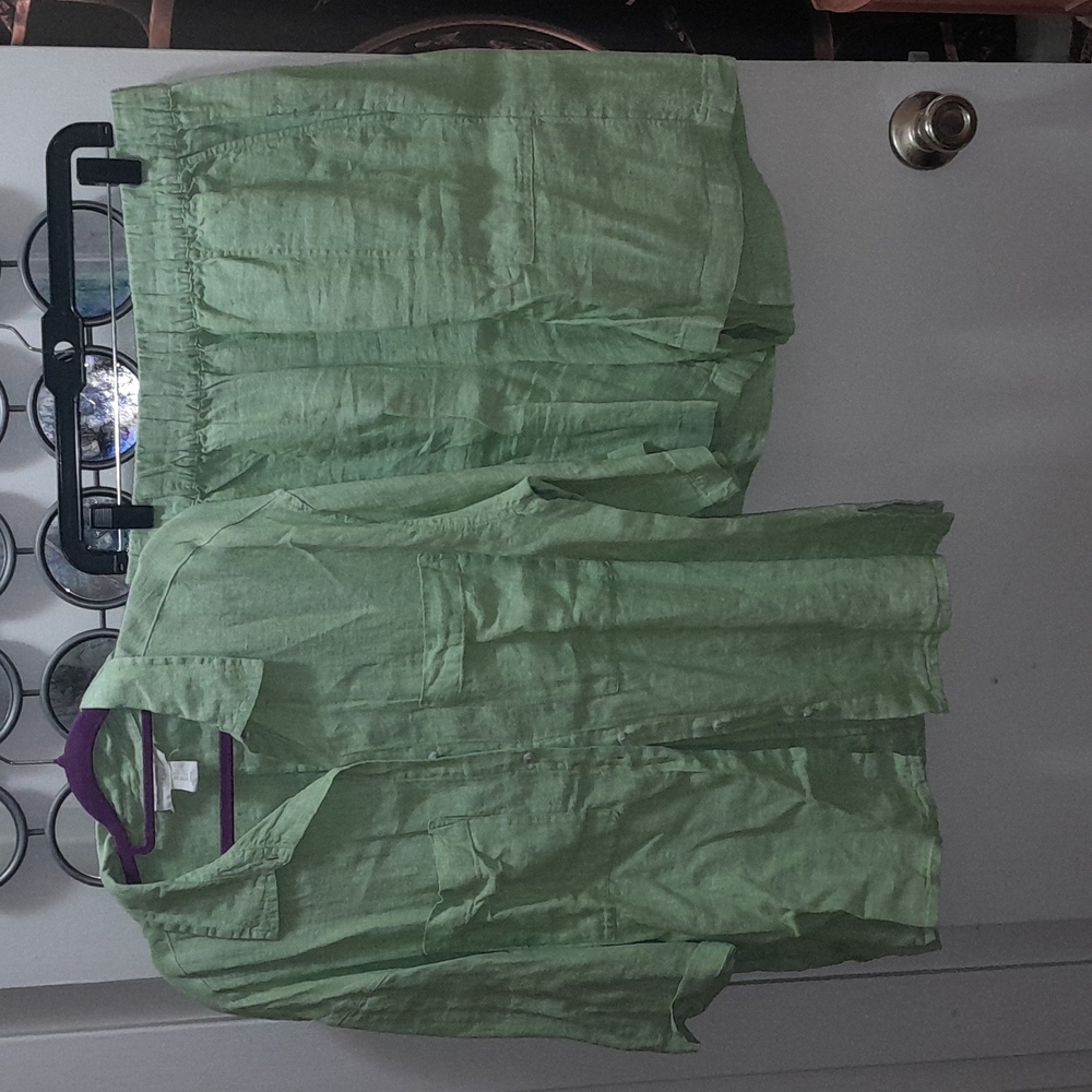 Relaxed Green Linen Button-Up Shirt and Elastic-Waist Shorts Set
